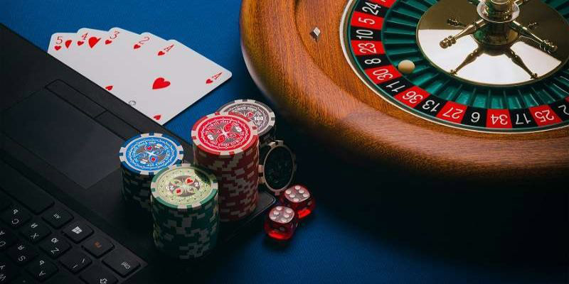 8x bet trong baccarat, ai là người chia bài chính？